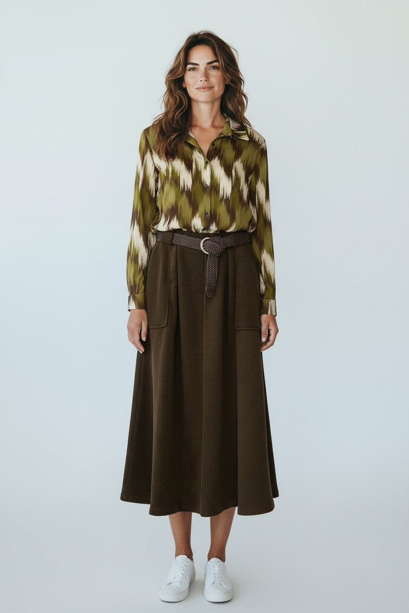 Chastar Soft Blouse in Army Groen met abstracte print, lange mouwen en kraag, vooraanzicht op model