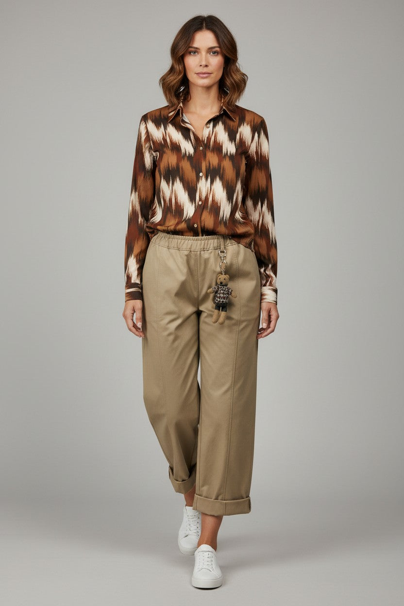 Chastar Soft Blouse in Bruin met abstracte print en knoopsluiting, vooraanzicht op model