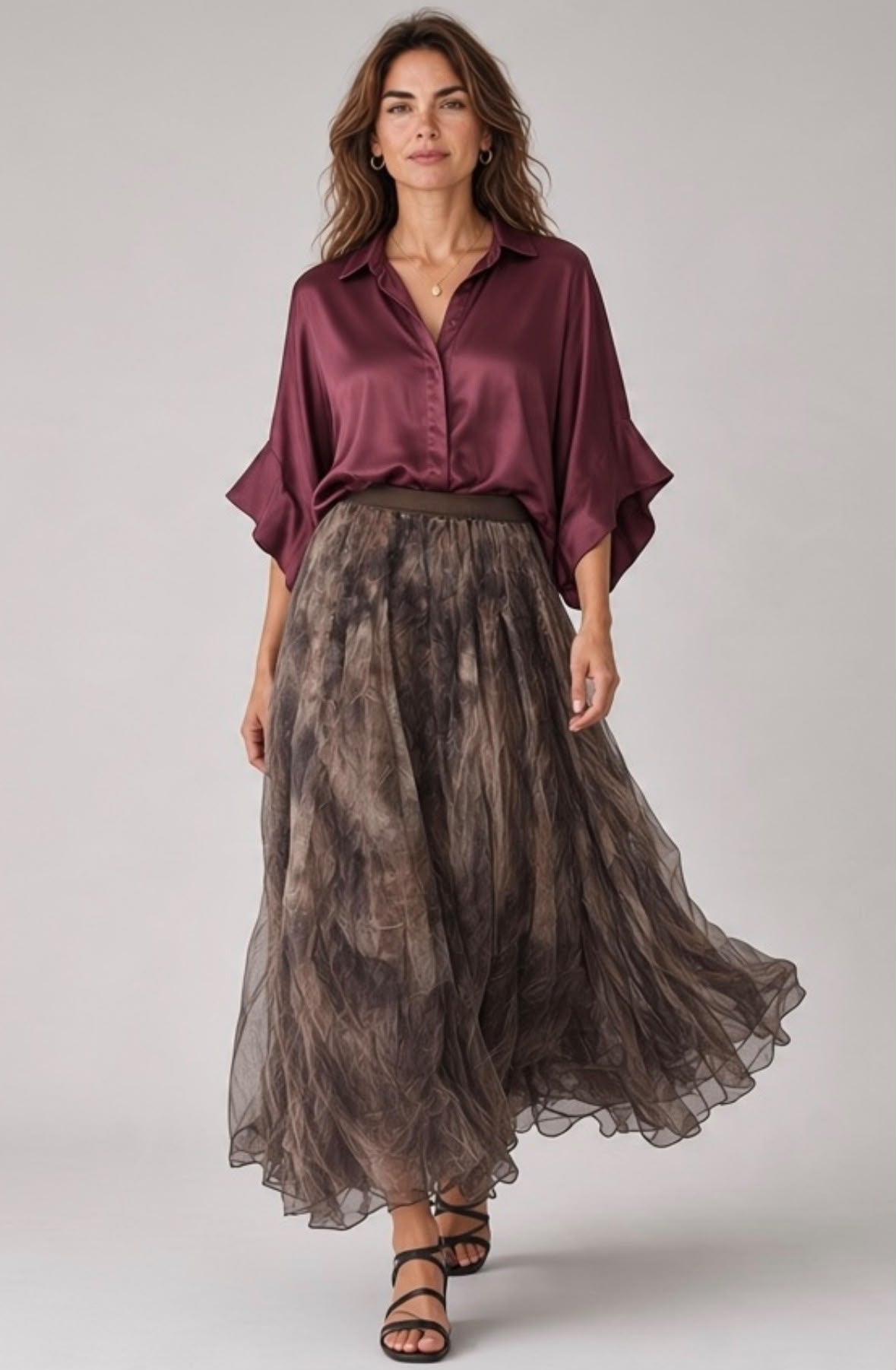Chastar blouse met zijde in Bordeaux met kraag en gedrapeerde mouwen, gedragen op model met een rok.
