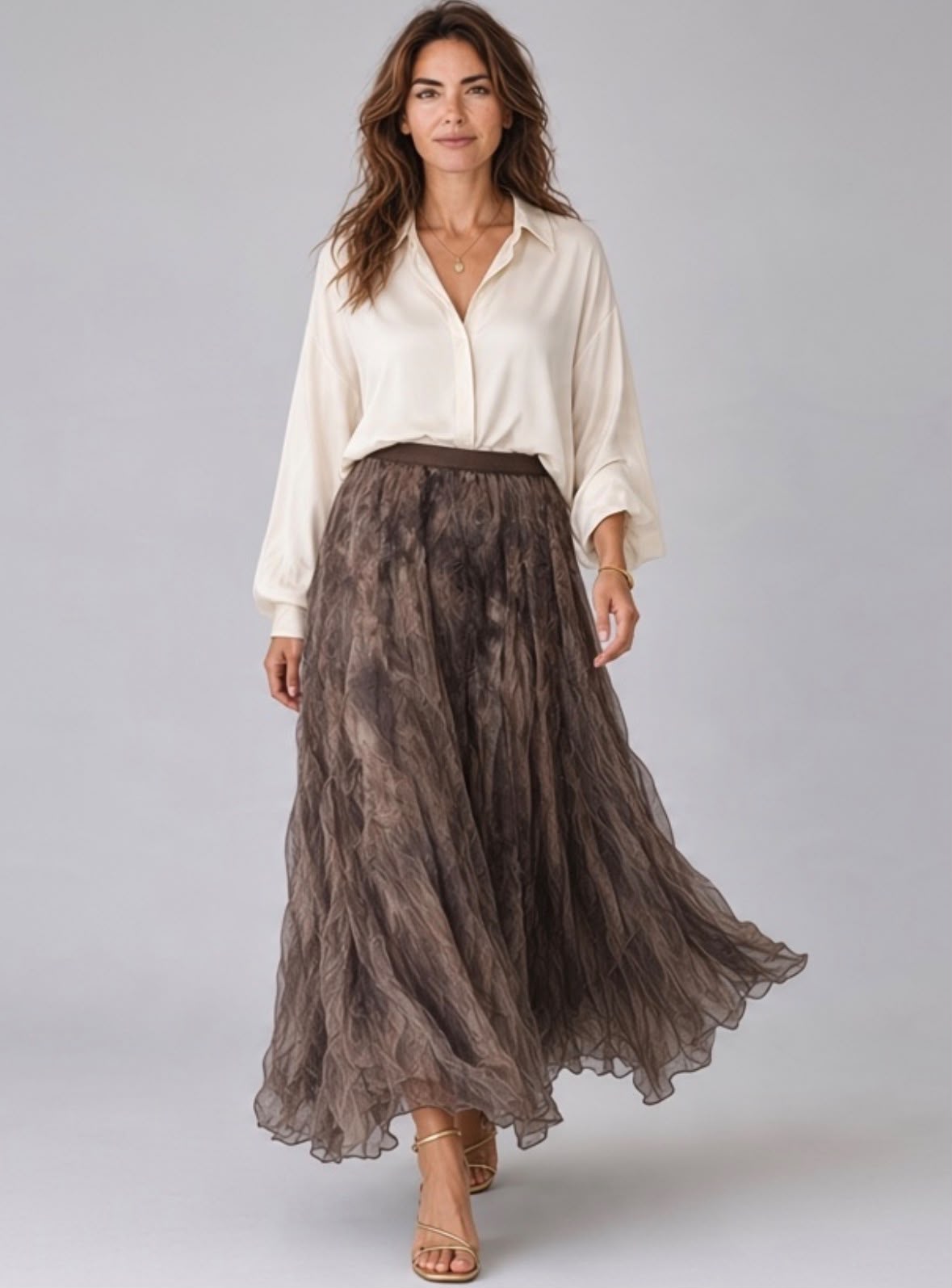 Chastar blouse met zijde in Off White met kraag en wijde mouwen, gedragen op model met een bruine rok.