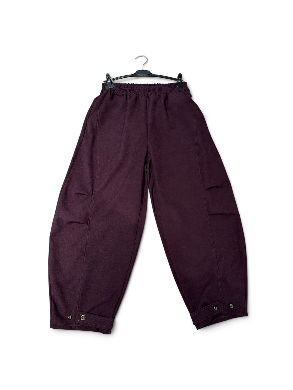 Chastar Broek Bol in bordeaux met elastische tailleband en knoopdetails aan de pijpen, vooraanzicht
