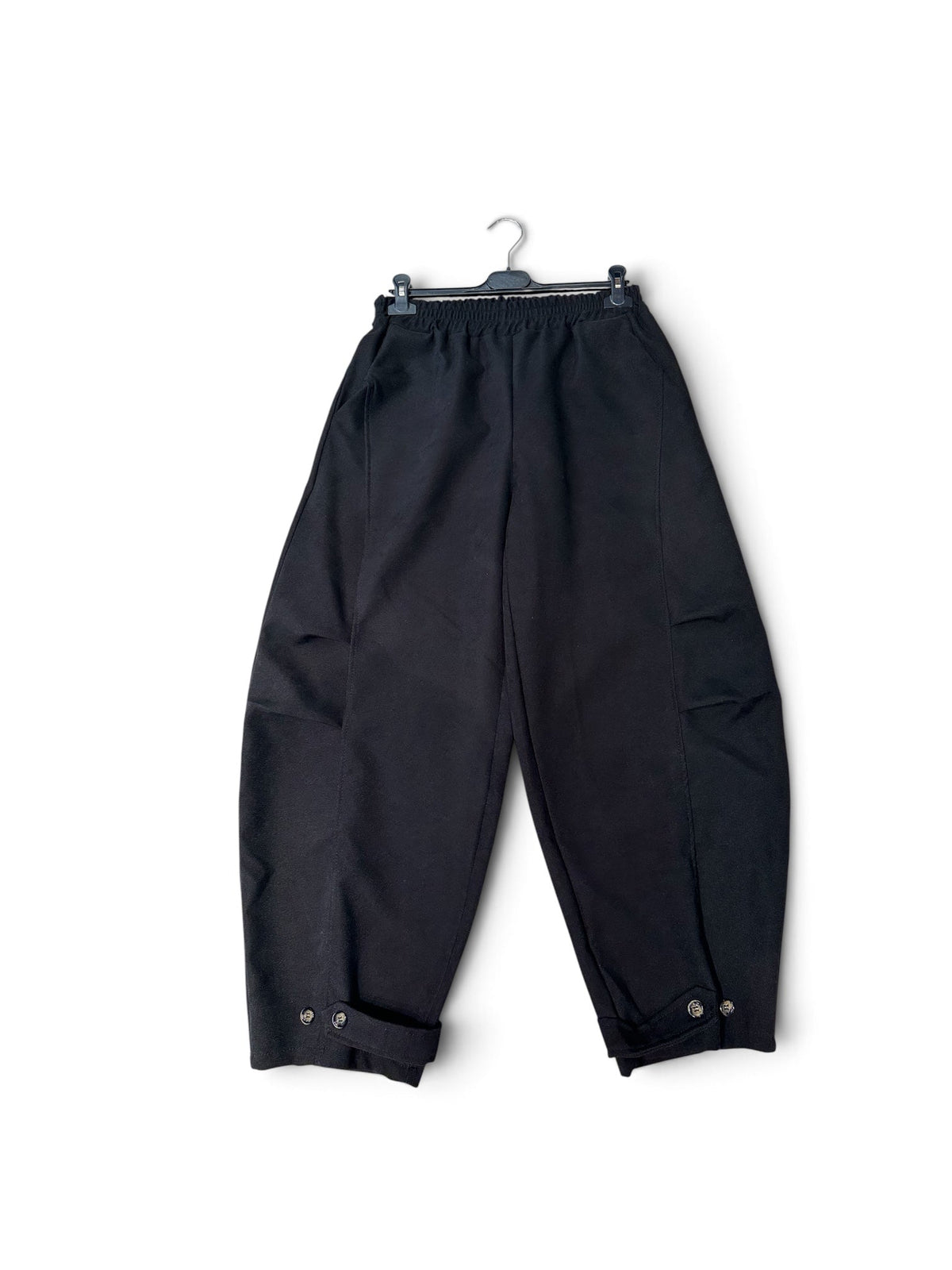 Chastar Broek Bol in zwart met ronde pijpvorm en zichtbare naden, gefotografeerd aan een hanger
