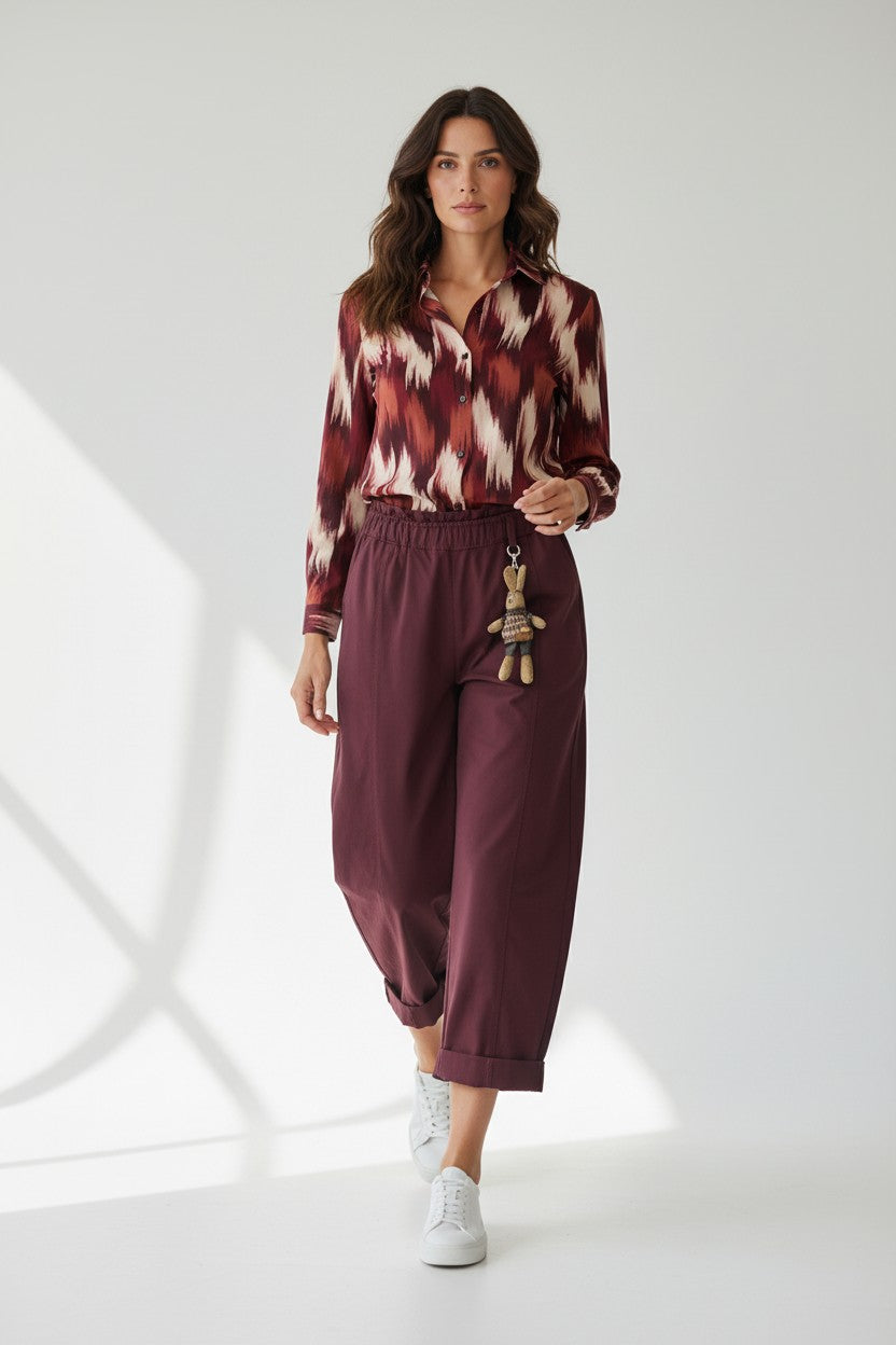 Chastar Easy Style Broek in Bordeaux met elastische tailleband en omgeslagen pijpen, vooraanzicht