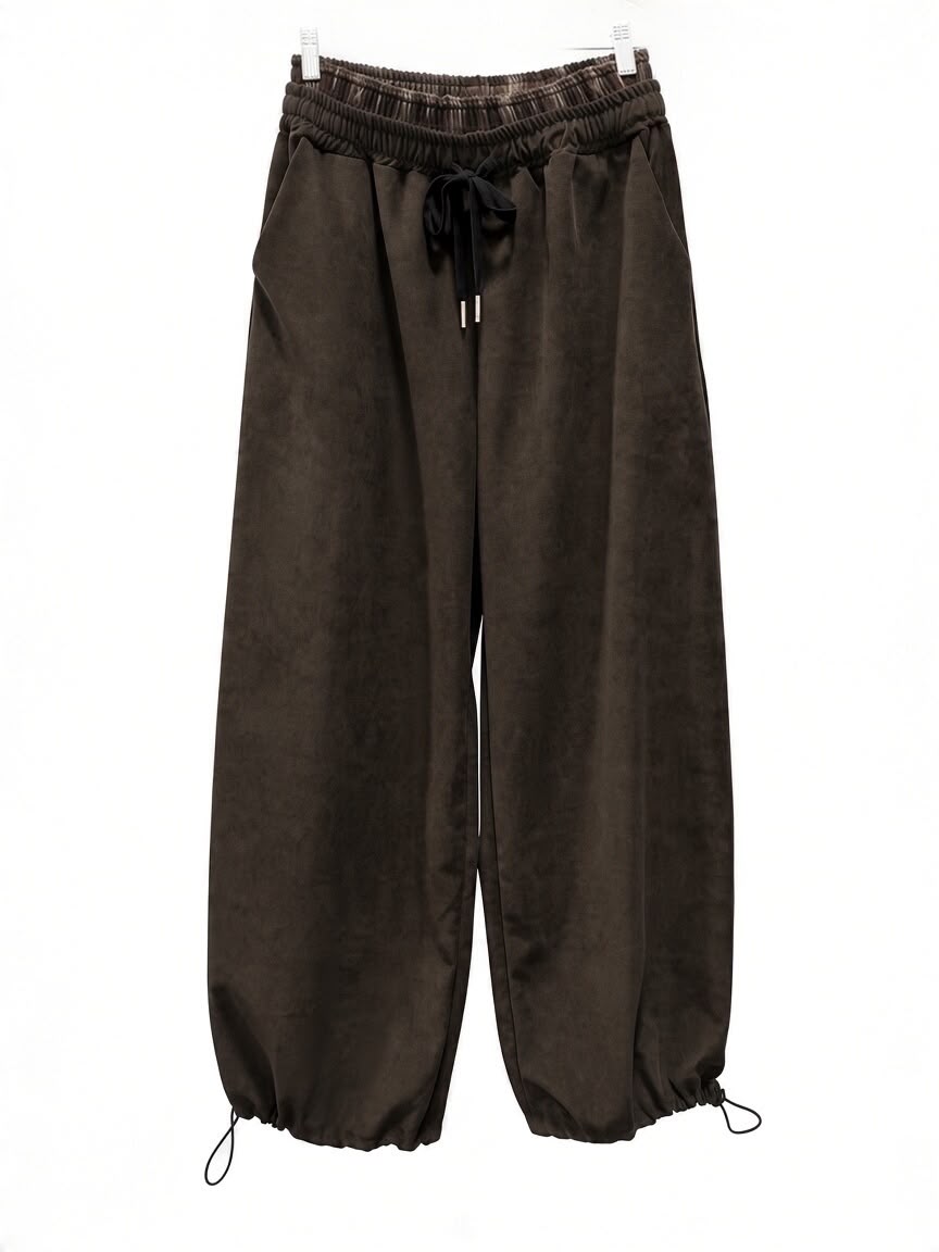 Chastar Broek Maëlys in Bruin met strikkoord, steekzakken en enkelkoorden, hangend vooraanzicht.