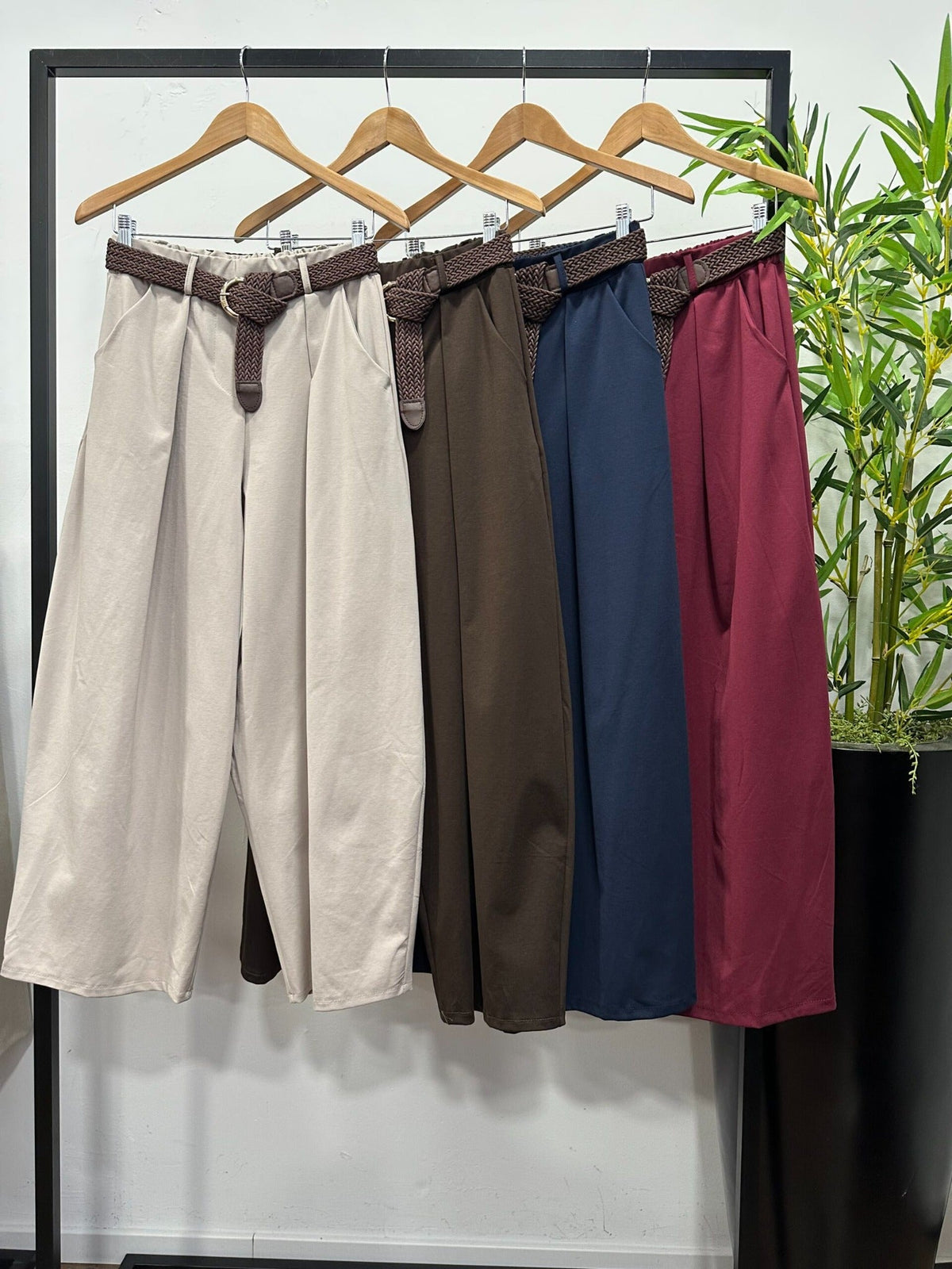 Chastar broek met stretch en plooien in Beige, Bruin, Donker Blauw en Bordeaux aan kledinghangers