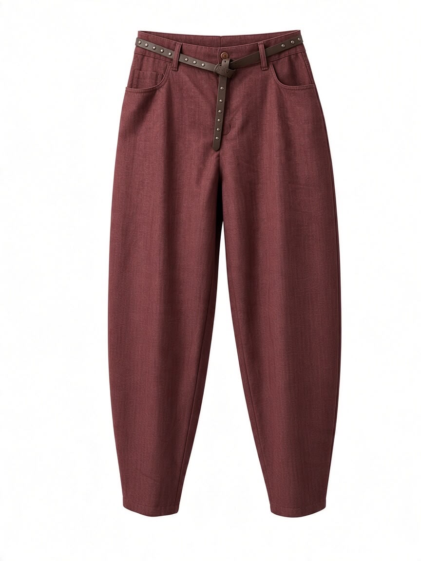 Bordeaux Chastar broek met taps toelopende pijpen en riemlussen, van voren getoond met een riem met studs.