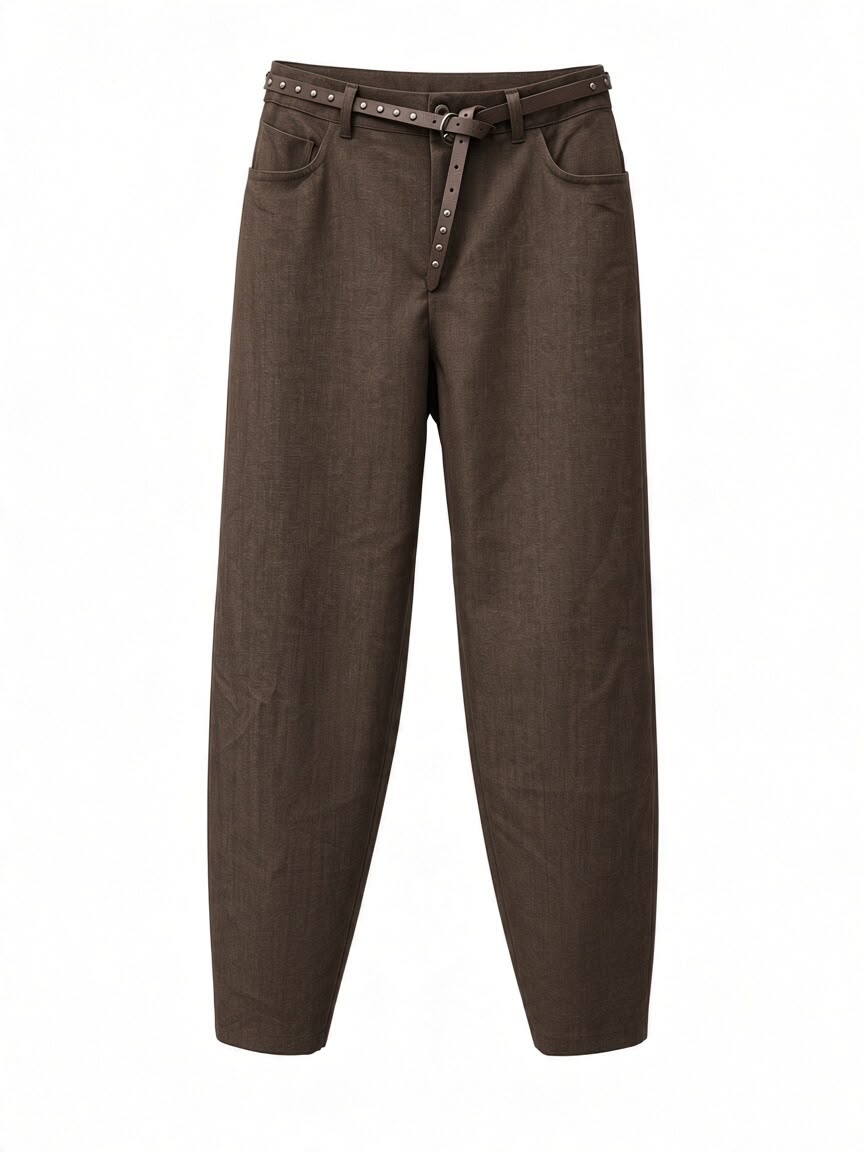 Bruine Chastar broek met afgeronde zakopeningen en taps toelopende pijpen, van voren op een witte achtergrond.