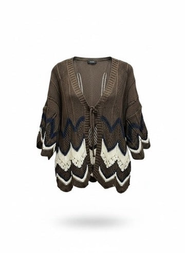 Chastar Cotton Vest Anaïs in Bruin, vooraanzicht met zigzagdessin, V-hals en striksluiting