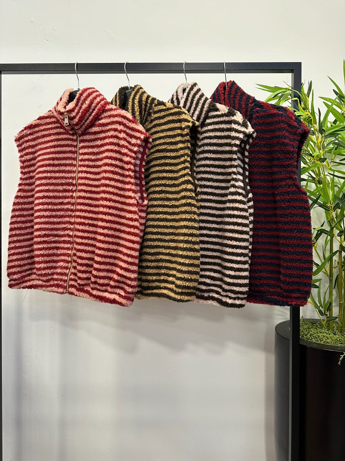 Chastar Gilet Isaline in Roze, Camel, Beige en Bordeaux met strepen, teddystructuur en ritssluiting, vooraanzicht