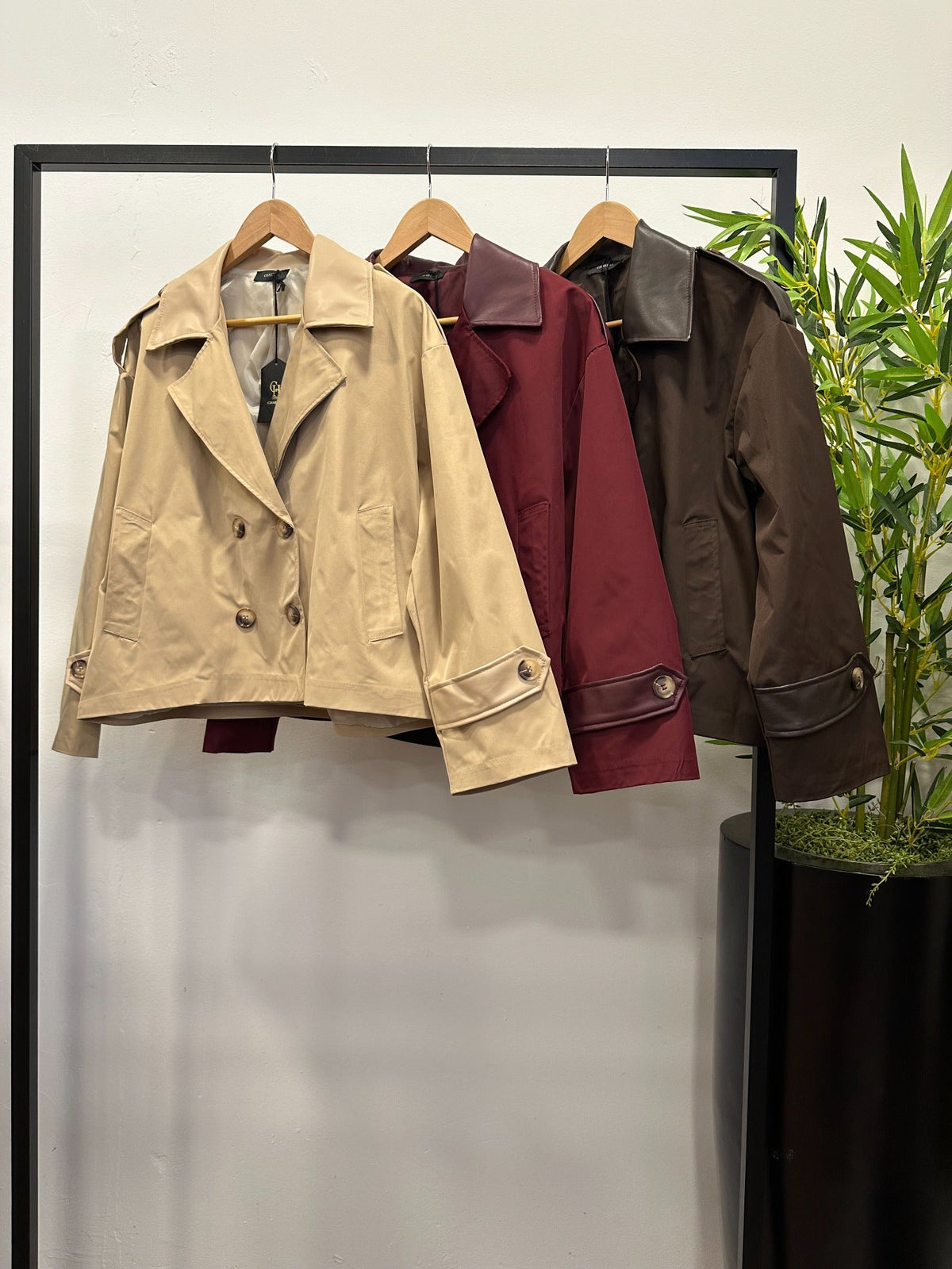 Chastar jas met dubbele knoopsluiting en reverskraag in Camel, Bordeaux en Bruin, vooraanzicht op hangers