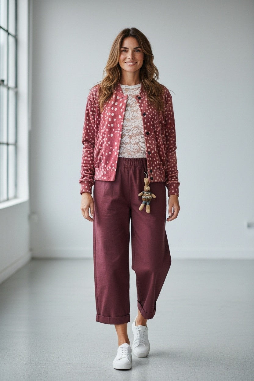 Chastar Jas Mirelle in bordeaux met lichte stippenprint, lange mouwen en knoopsluiting, vooraanzicht op model