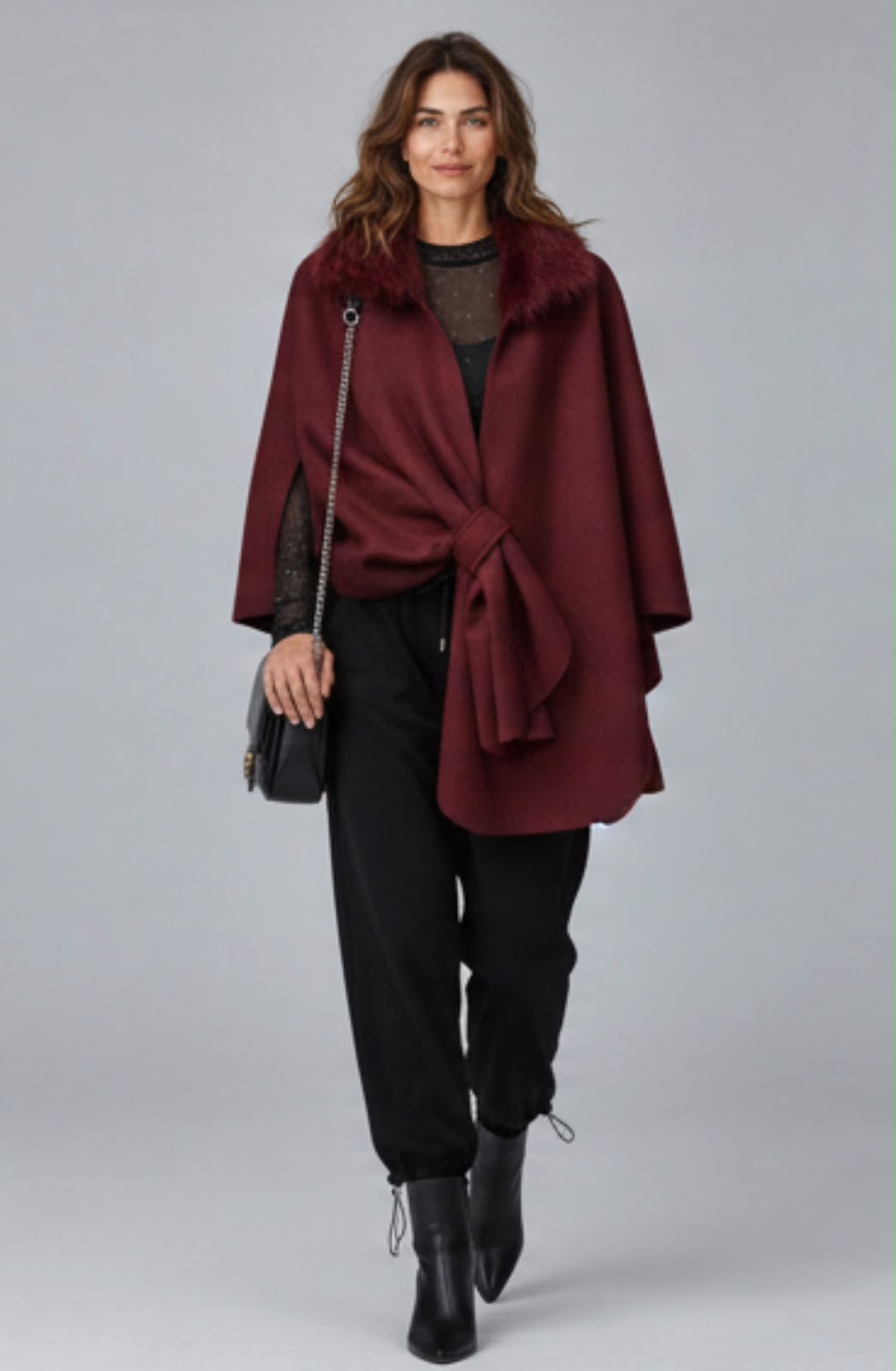 Bordeaux Chastar jas met langharige kraag en overslagdetail, gedragen op model met een zwarte broek.