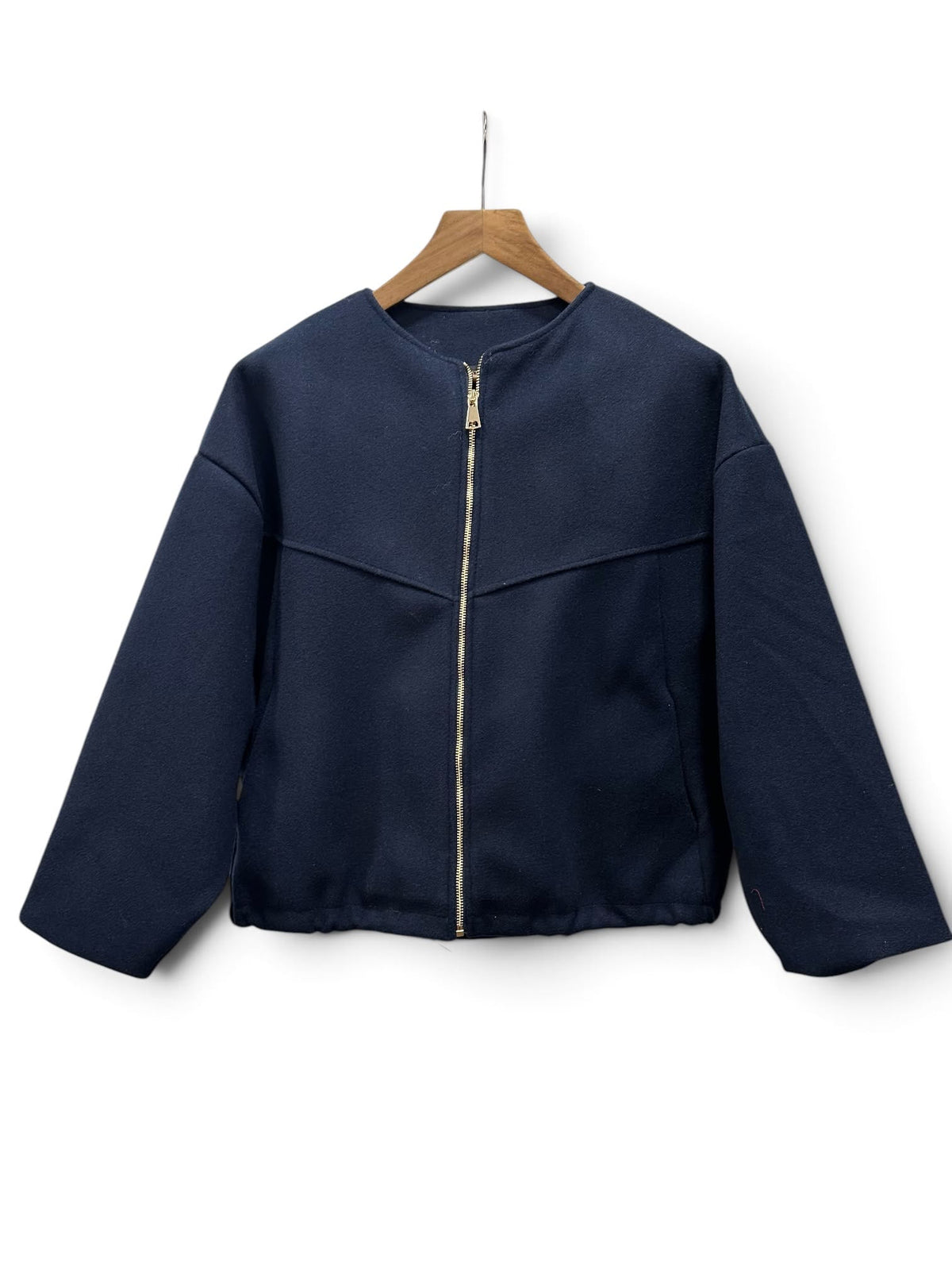 Chastar jas in Donkerblauw met ronde hals, lange mouwen en ritssluiting, vooraanzicht met diagonale naden