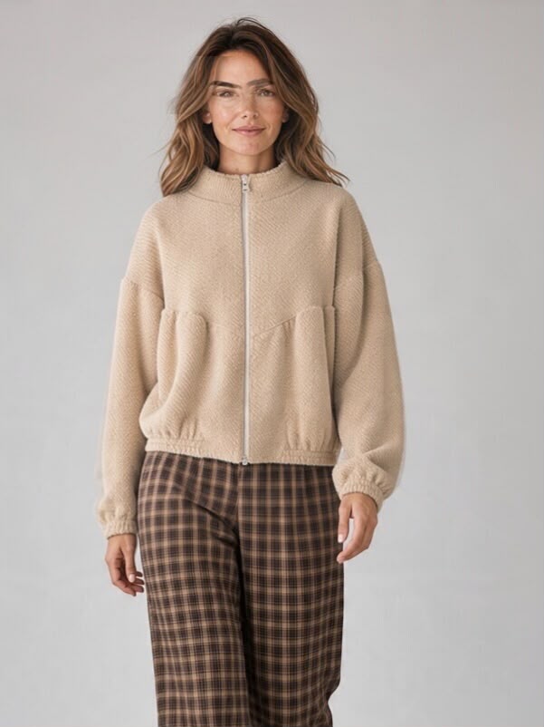 Chastar jas in Beige met structuur en plooidetails aan de voorzijde, gedragen vooraanzicht op model.