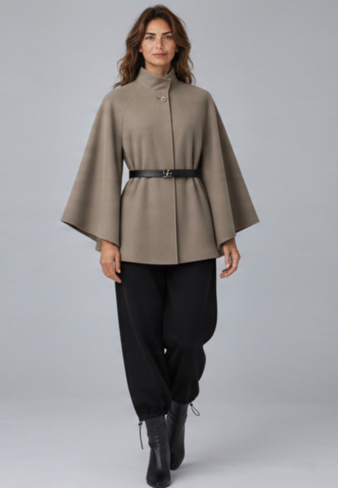 Chastar jas in Taupe met wijde mouwen en opstaande kraag, gedragen door een model met zwarte riem