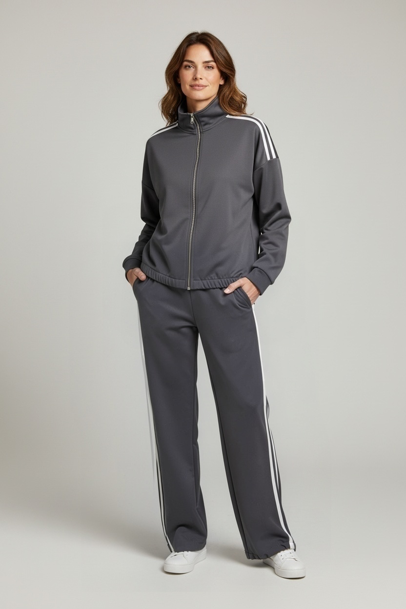 Chastar Jogging Set in grijs met ritssluiting en contraststrepen, vooraanzicht op model