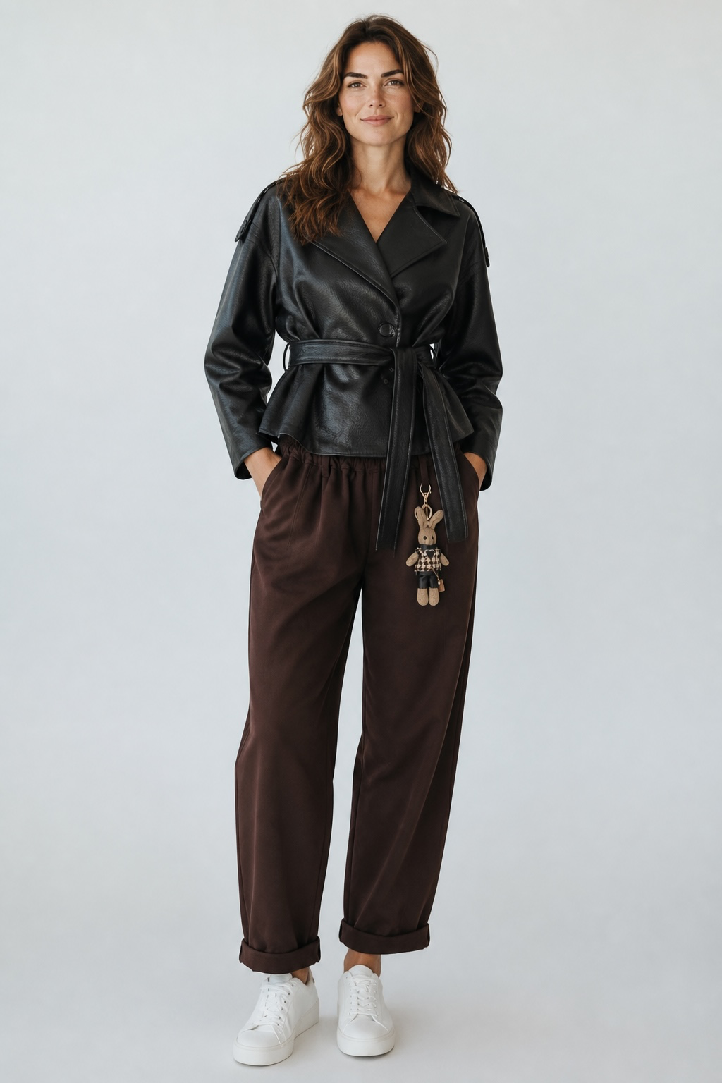 Chastar Leatherlook jas met ceintuur in Zwart op een model, vooraanzicht met reverskraag en lange mouwen