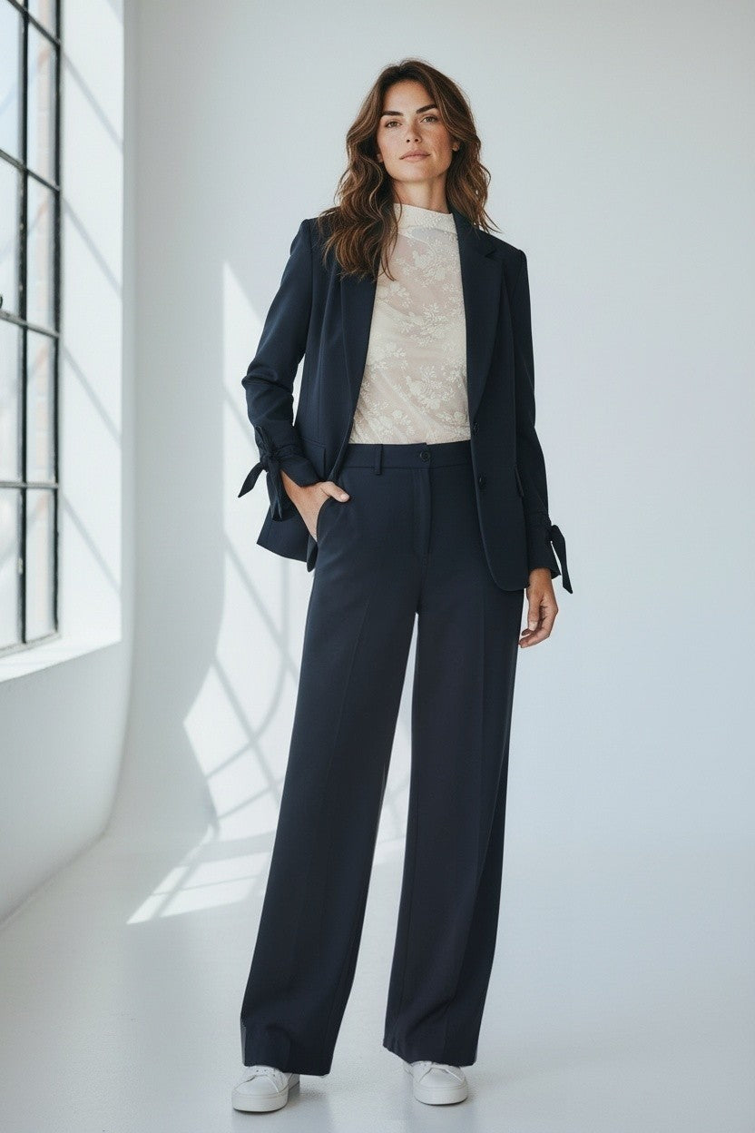 Chastar Set Blazer met wijde pantalon in Donker Blauw, vooraanzicht op model met lange mouwen en riemlussen