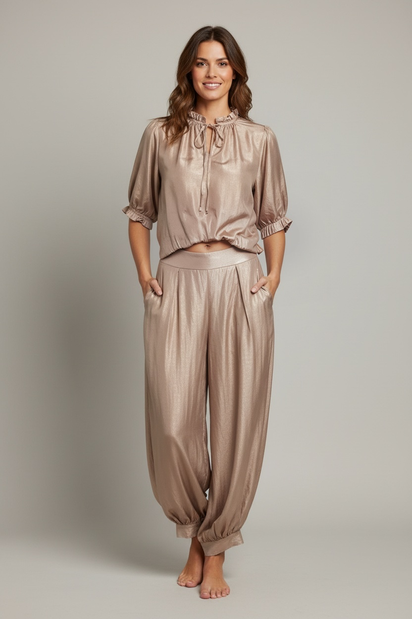 Chastar Set Chic in beige op een model, met gerimpelde kraag, halflange mouwen en broek met zijzakken