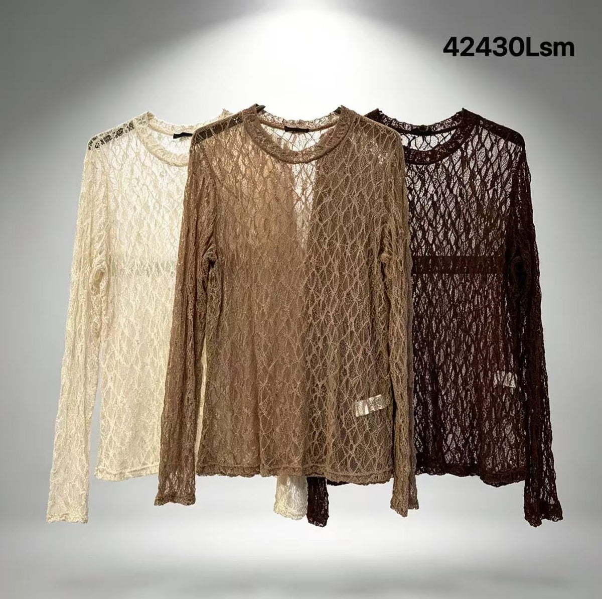Chastar Top Amira in off white, camel en bruin met lange mouwen en een transparant opengewerkt motief, aan kledinghangers.