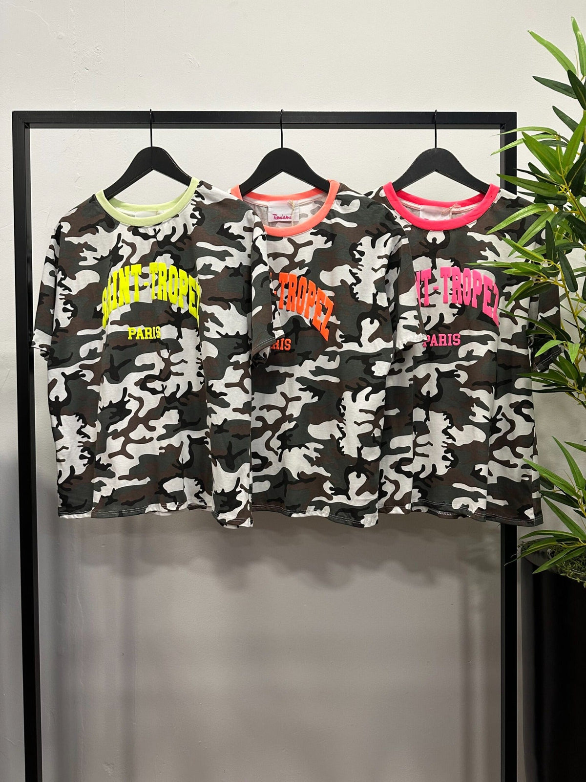 Top Aveline met camouflageprint op hangers, overzicht van Geel, Oranje en Roze met gekleurde tekst en halsboord
