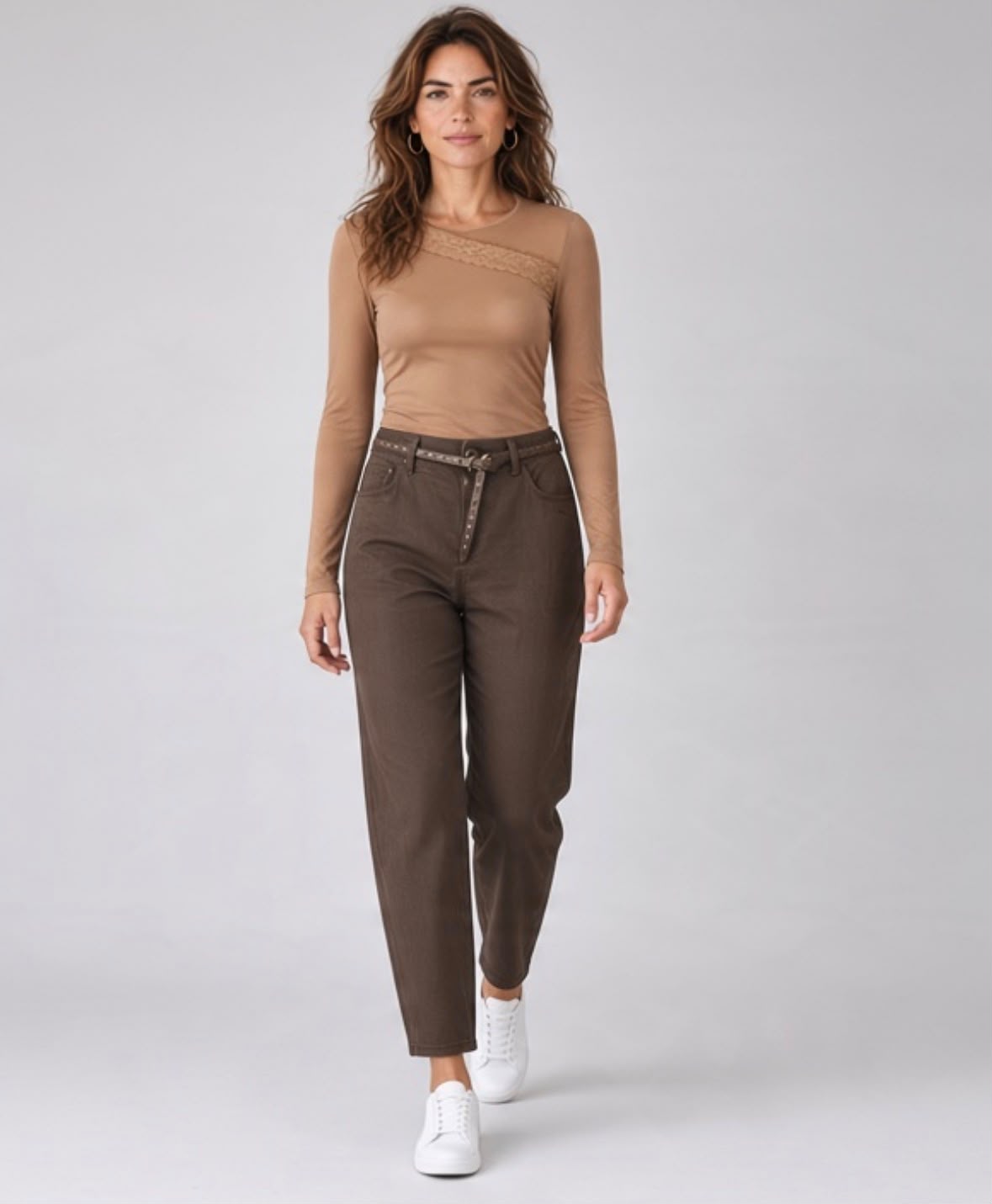 Chastar top in Camel met ronde hals, lange mouwen en schuine kanten inzet, vooraanzicht gedragen op model