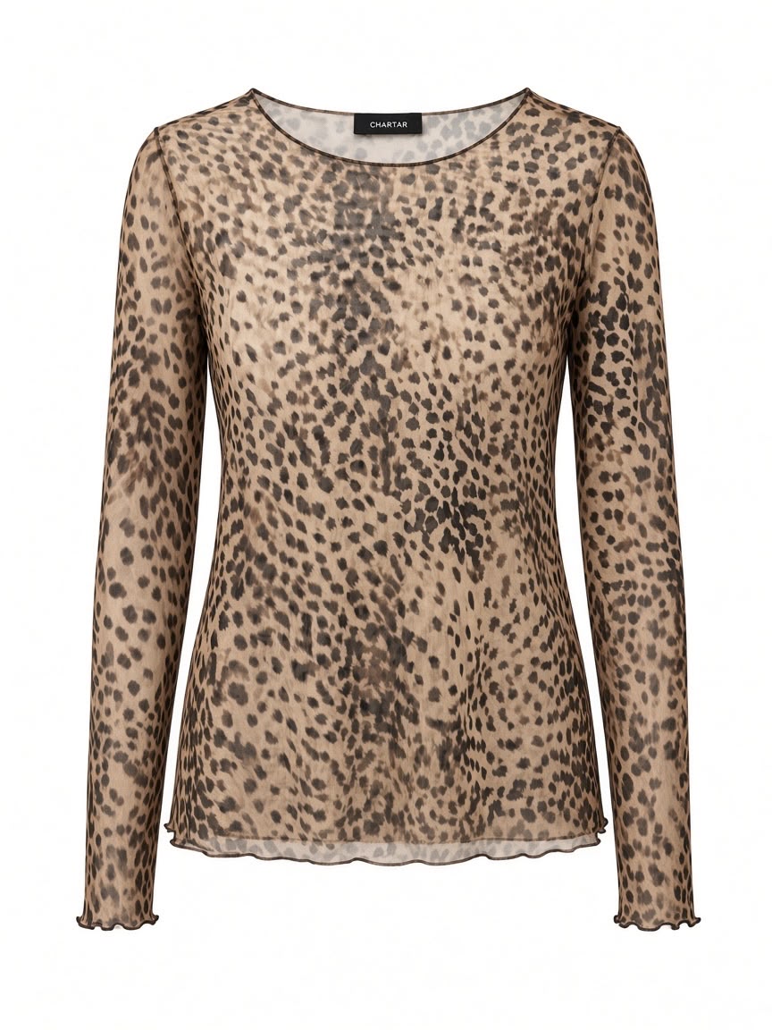 Chastar Top Linde in Beige, vooraanzicht met luipaardprint, ronde hals en lange mouwen.