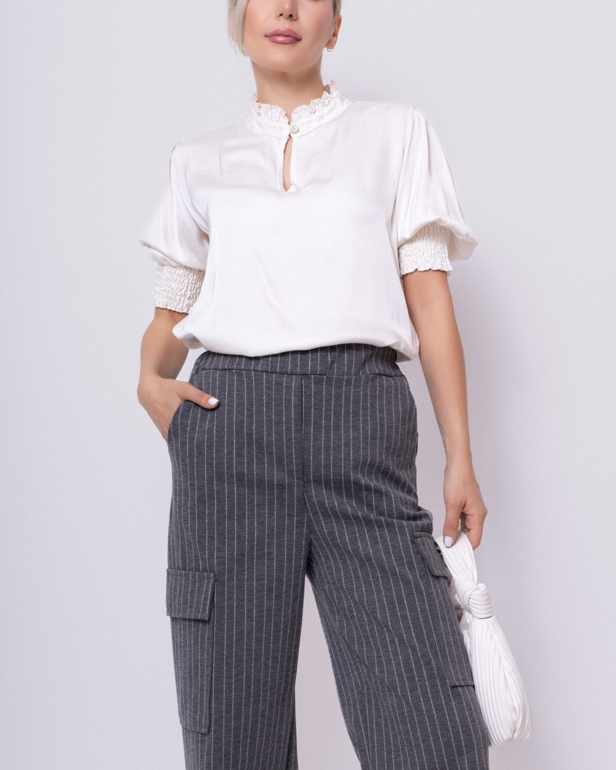 Chastar zijde top in off-white met halsopening en pofmouwen, model met grijze pantalon