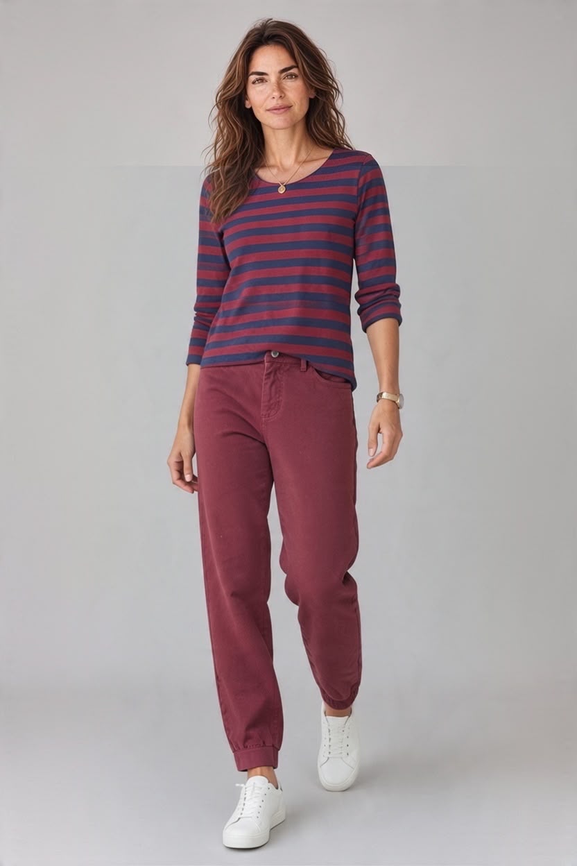 Chastar Top Violaine in Blauw met horizontale strepen en ronde hals, gedragen vooraanzicht op model.