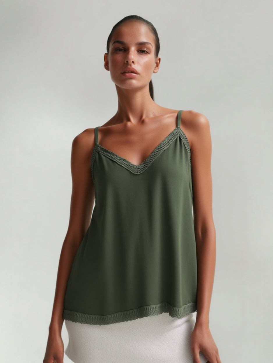 Chastar Top van viscose in Army met V-hals en kanten zoom, vooraanzicht op een model