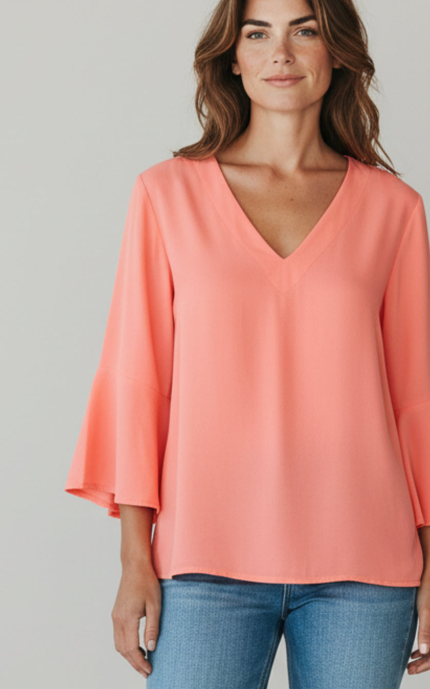 Koraalkleurige top van zijde en viscose met V-hals en wijde mouwen, vooraanzicht op een model.