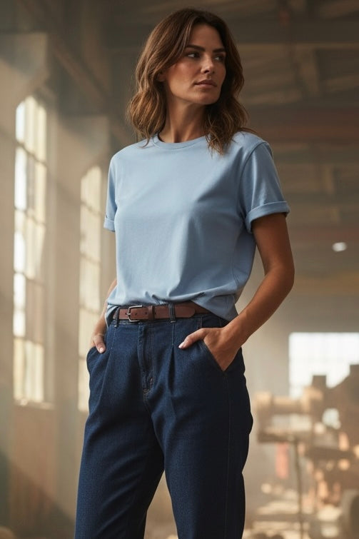 Chastar Tricot Shirt in Blauw met ronde hals en korte mouwen, schuin vooraanzicht op een model
