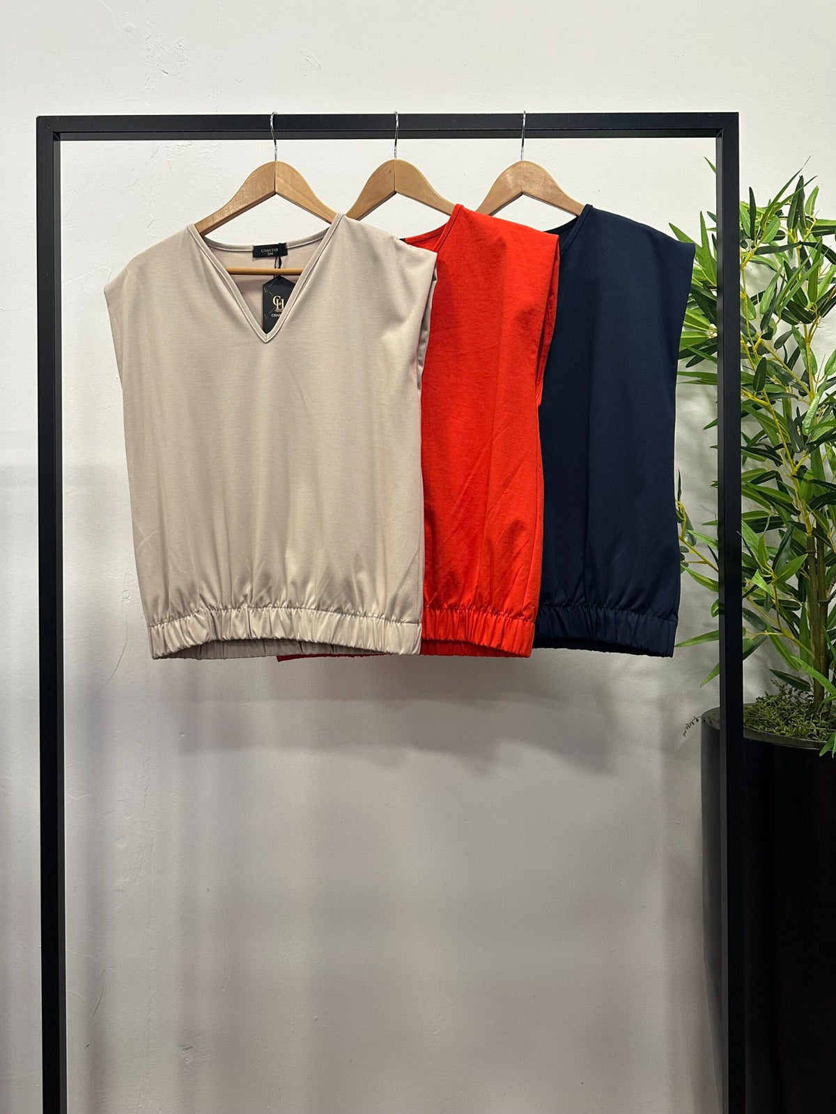 Chastar Tricot Top met gerimpelde zoom in Beige, Koraal en Blauw, hangend overzicht van de drie kleuren