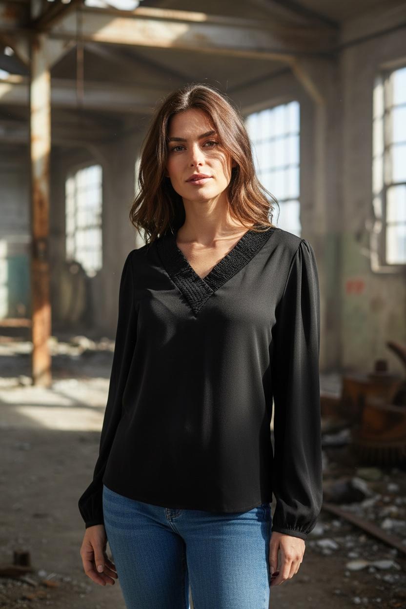 Chastar Tricot Top met V-hals in Zwart op een model, met lange mouwen en gerimpelde halsboord