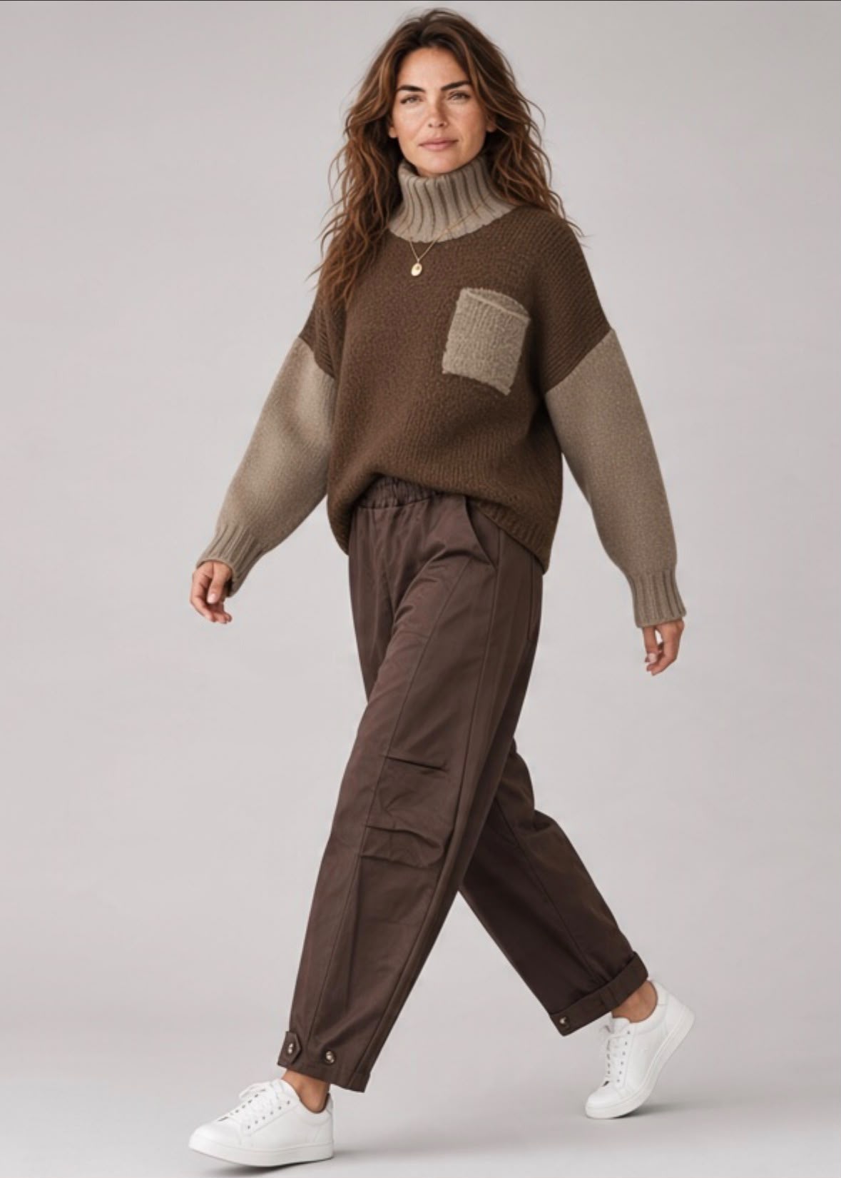 Chastar trui in Choco Bruin met contrastmouwen, ribboorden en een contrasterende borstzak, gedragen op model