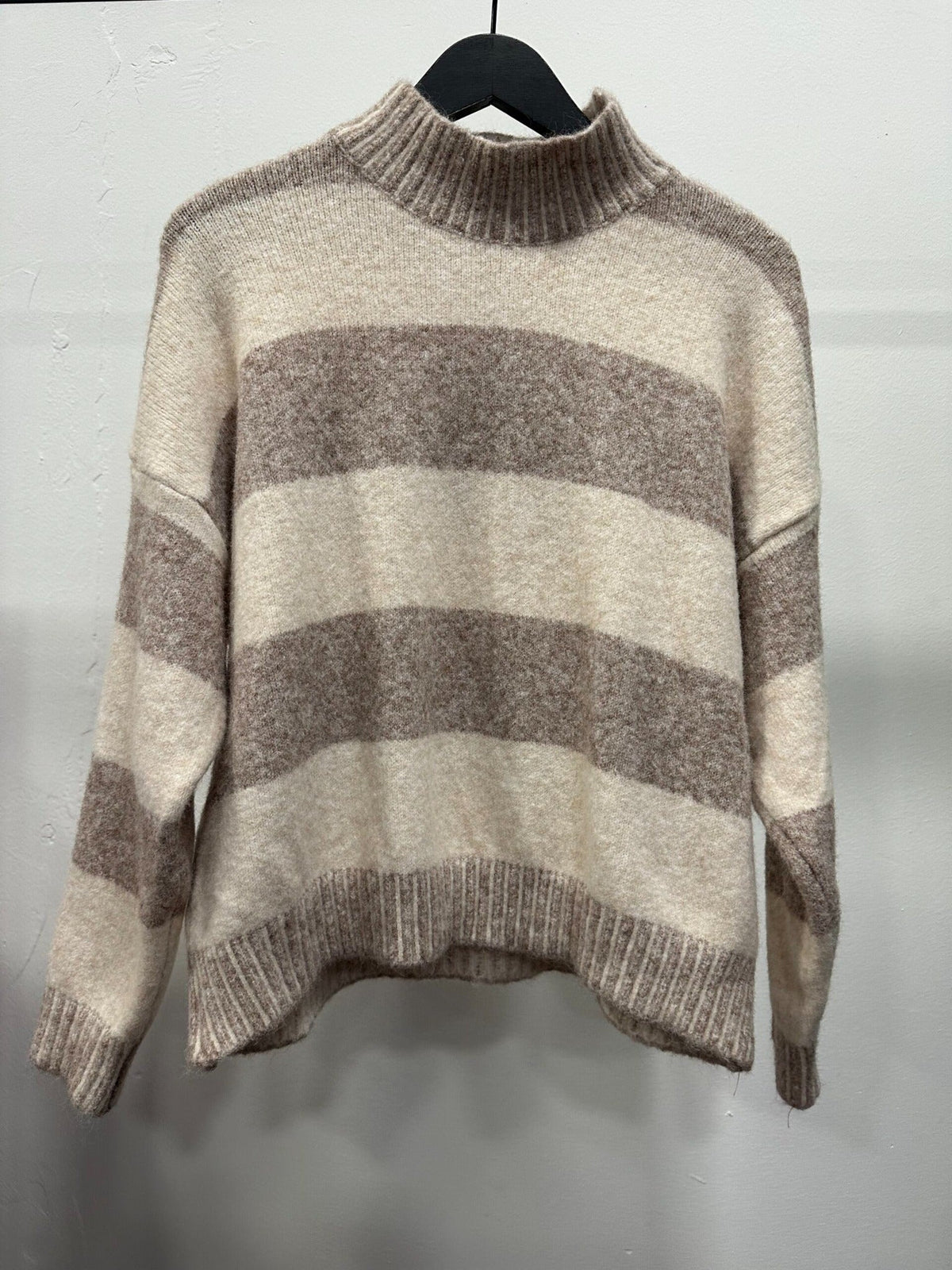 Chastar Trui Elina in Beige met brede horizontale strepen en een geribde onderboord, vooraanzicht