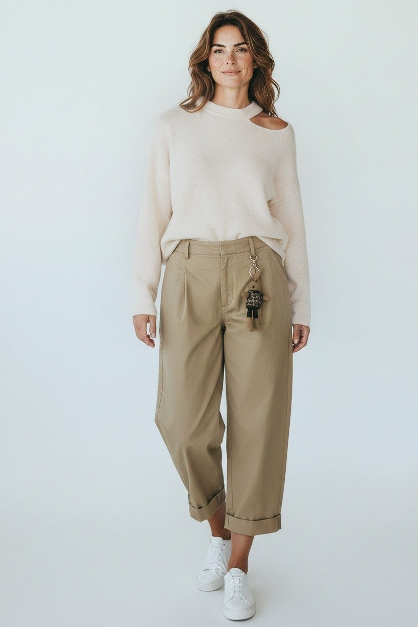 Chastar Trui met schouderdetail in off white met ronde hals, lange mouwen en uitsparing bij de schouder, gedragen door een model.