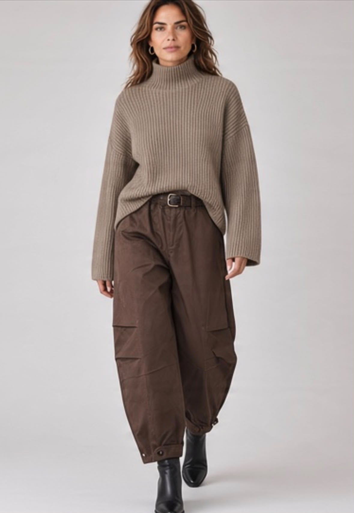Vooraanzicht op model van de Fashion Chastar trui in Beige met ribstructuur en lange wijde mouwen