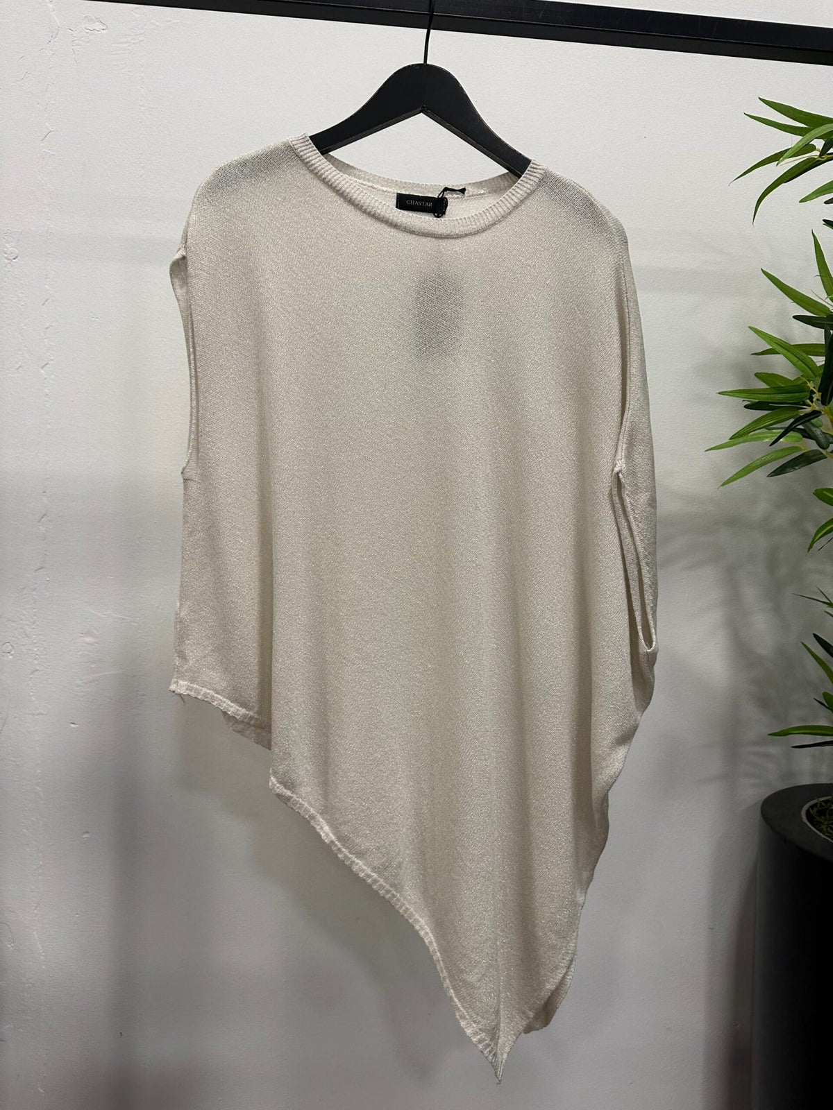 Chastar soepelvallende trui in beige met ronde hals en geribde halsboord, vooraanzicht op hanger
