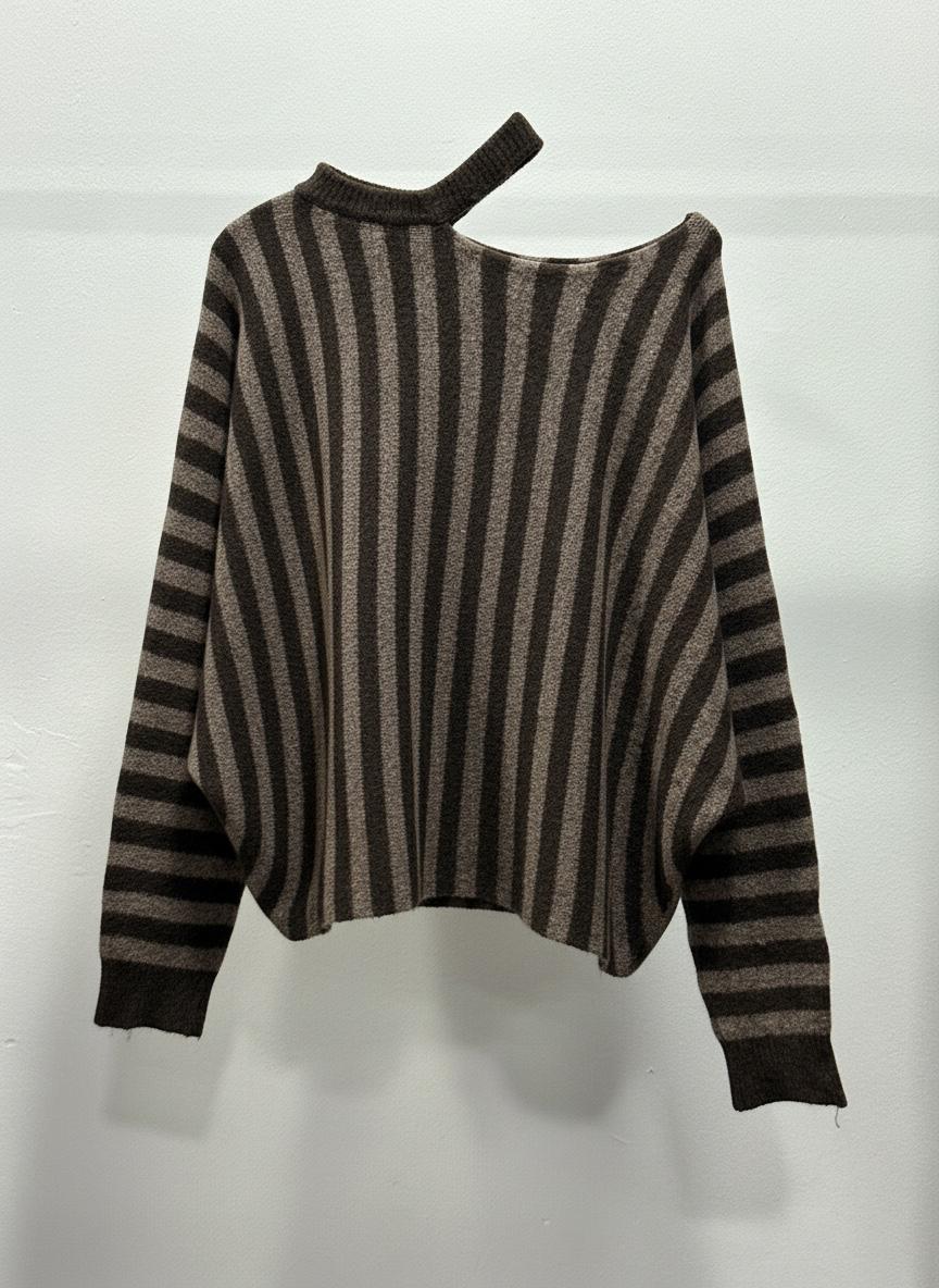 Fashion Chastar trui in Choco Bruin met contrasterende strepen en asymmetrische hals, gefotografeerd aan hanger