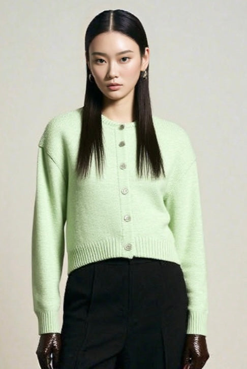 Chastar gebreid vest in mint groen met lichte knopen en ribboorden, gedragen op een model