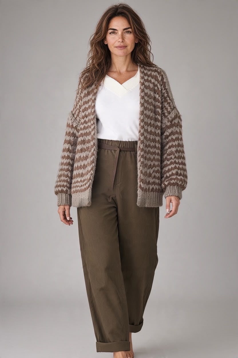 Bruin Chastar vest met gebreid zigzagpatroon, open voorkant en effen ribboorden, van voren op een model.