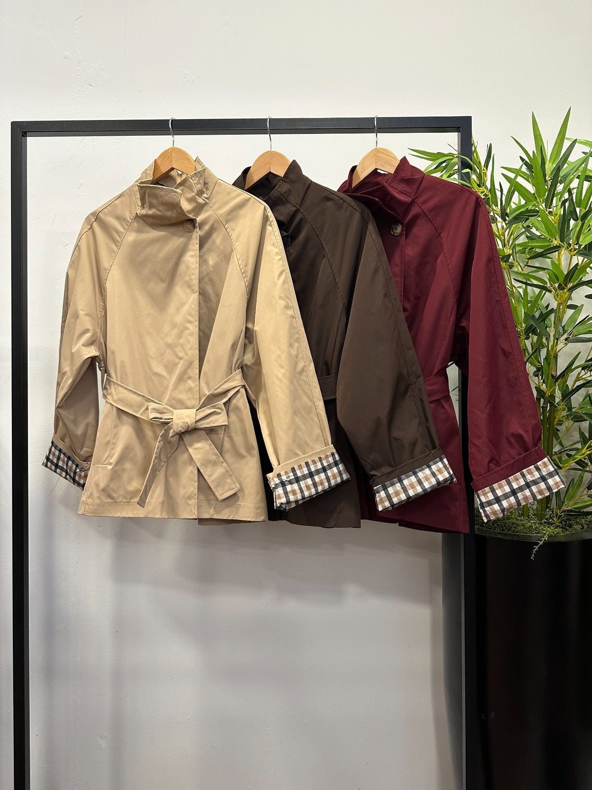 Chastar Windjack Soline in Camel, Bruin en Bordeaux met strikceintuur, hoge kraag en geruite mouwomslagen