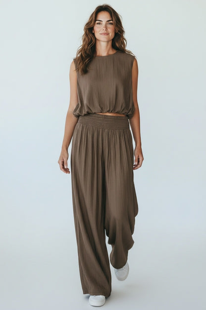 Model draagt wijdvallende mouwloze set in warme bruintint met elastische tailleband, onderdeel van de Chastar Nieuw collectie Sets.