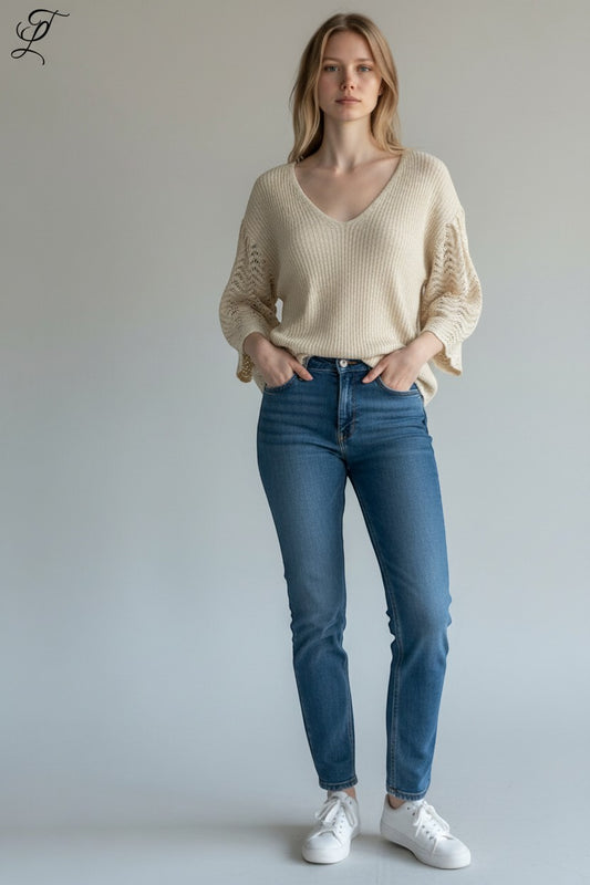 Trendy Leslie Chastar Viscose Topje in beige with V-neck and ajour sleeves with glitter detail.